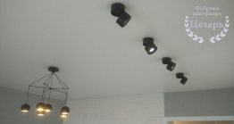 Натяжной потолок с контрастным освещением
